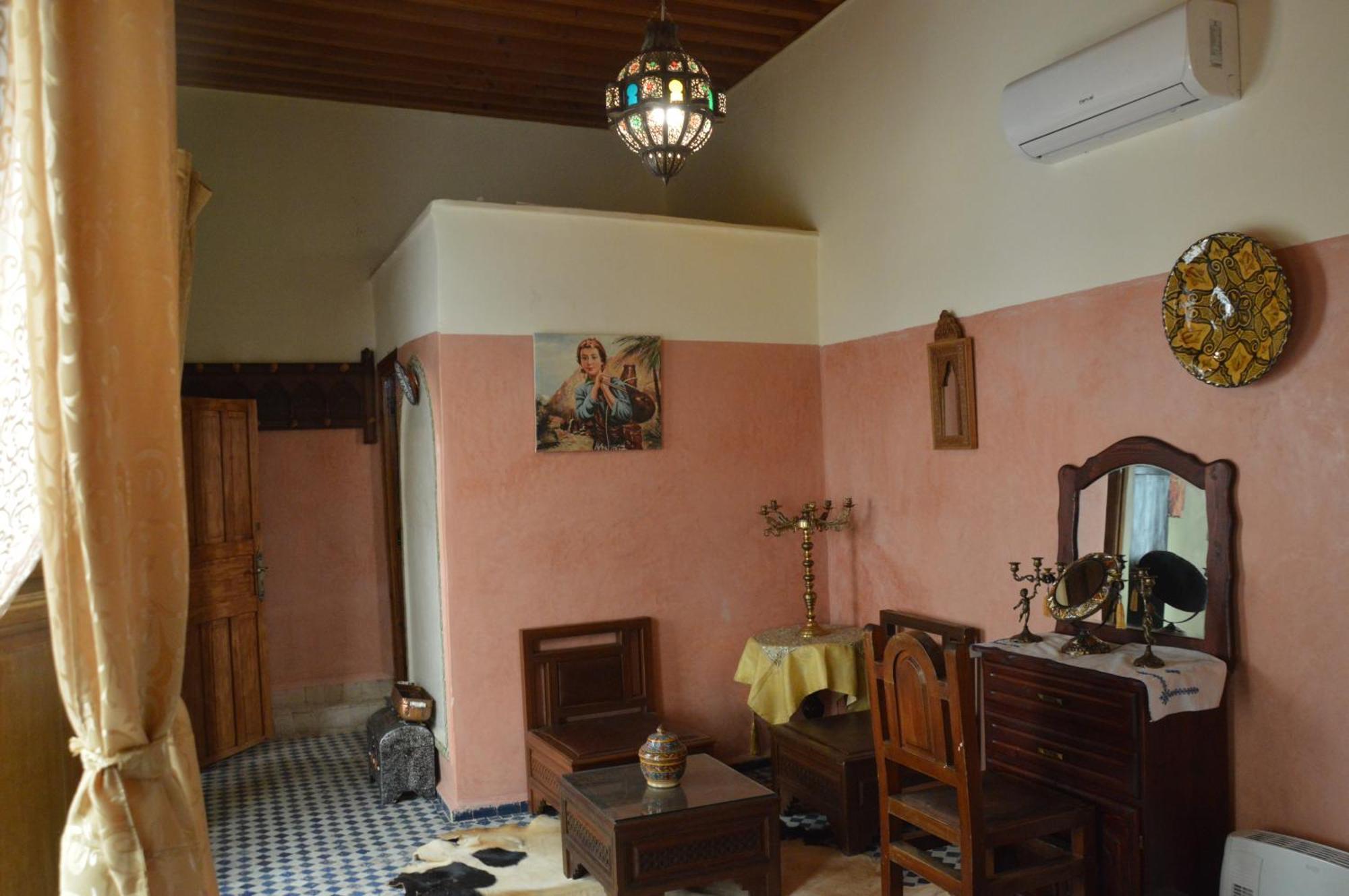 Riad Oumkaltoum פס מראה חיצוני תמונה