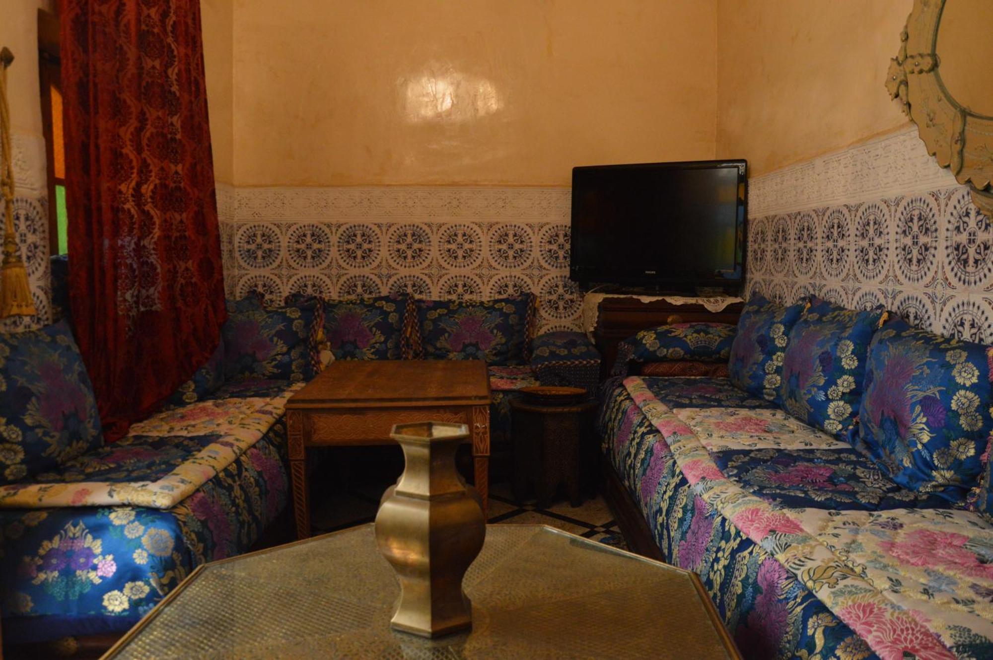 Riad Oumkaltoum פס מראה חיצוני תמונה